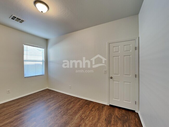 Building Photo - 15017 W Bloomfield Rd