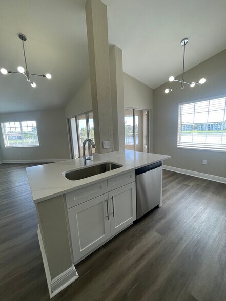 Building Photo - 2850 N Oakland Forest Dr