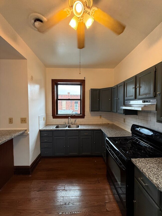 Building Photo - 1309 E Carson St