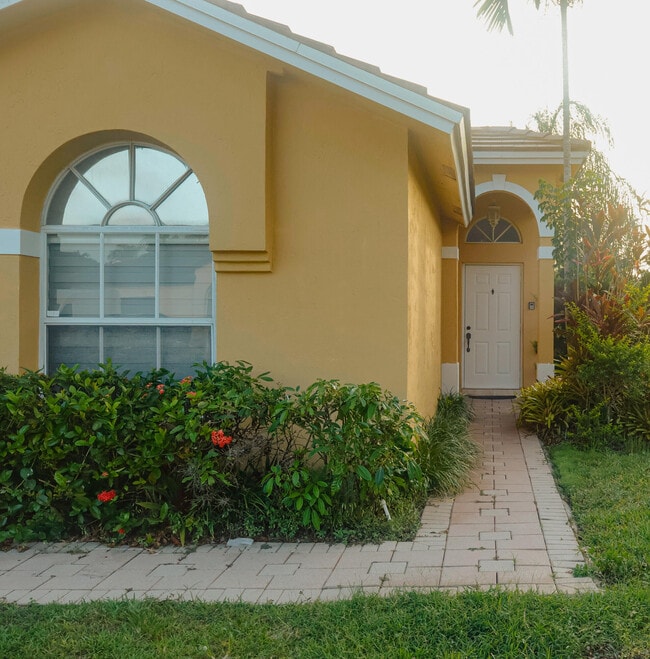Building Photo - 14750 SW 156th Ave