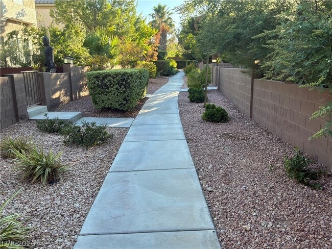 Building Photo - 10021 Calabasas Ave
