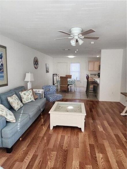 Building Photo - 870 Marina Dr