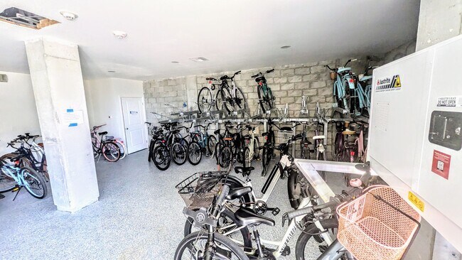 Building Photo - Annual UNfurnished Siesta Key Gulf front 2/2 condo with water views!