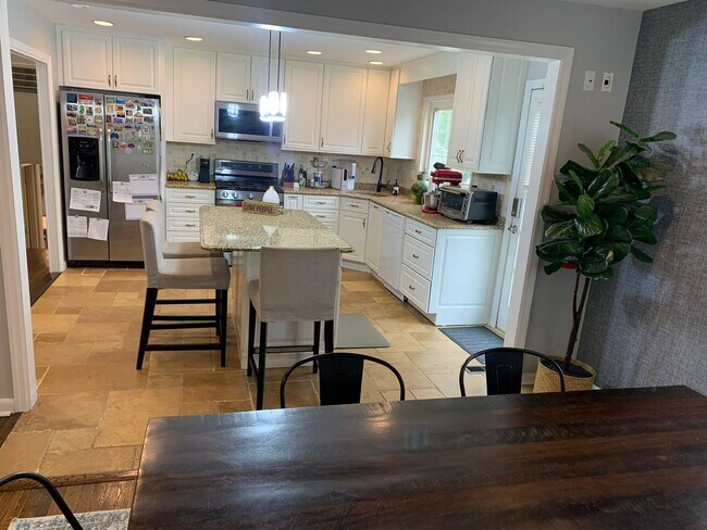 Building Photo - Large House in Cherry Hill East