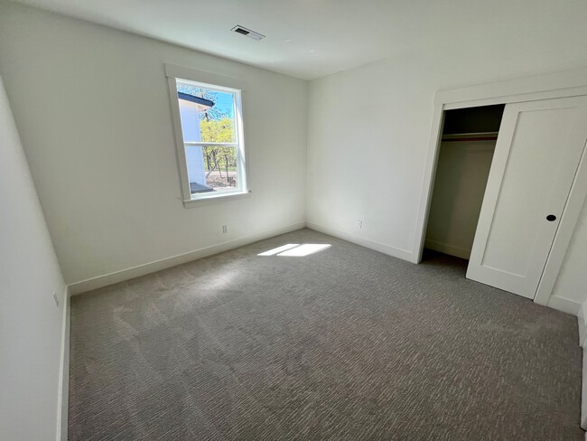 Building Photo - 210 Bogey Ln