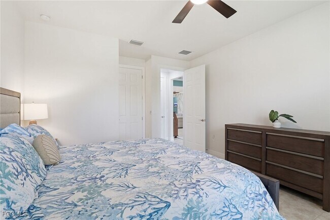 Building Photo - 11012 Castlereagh St