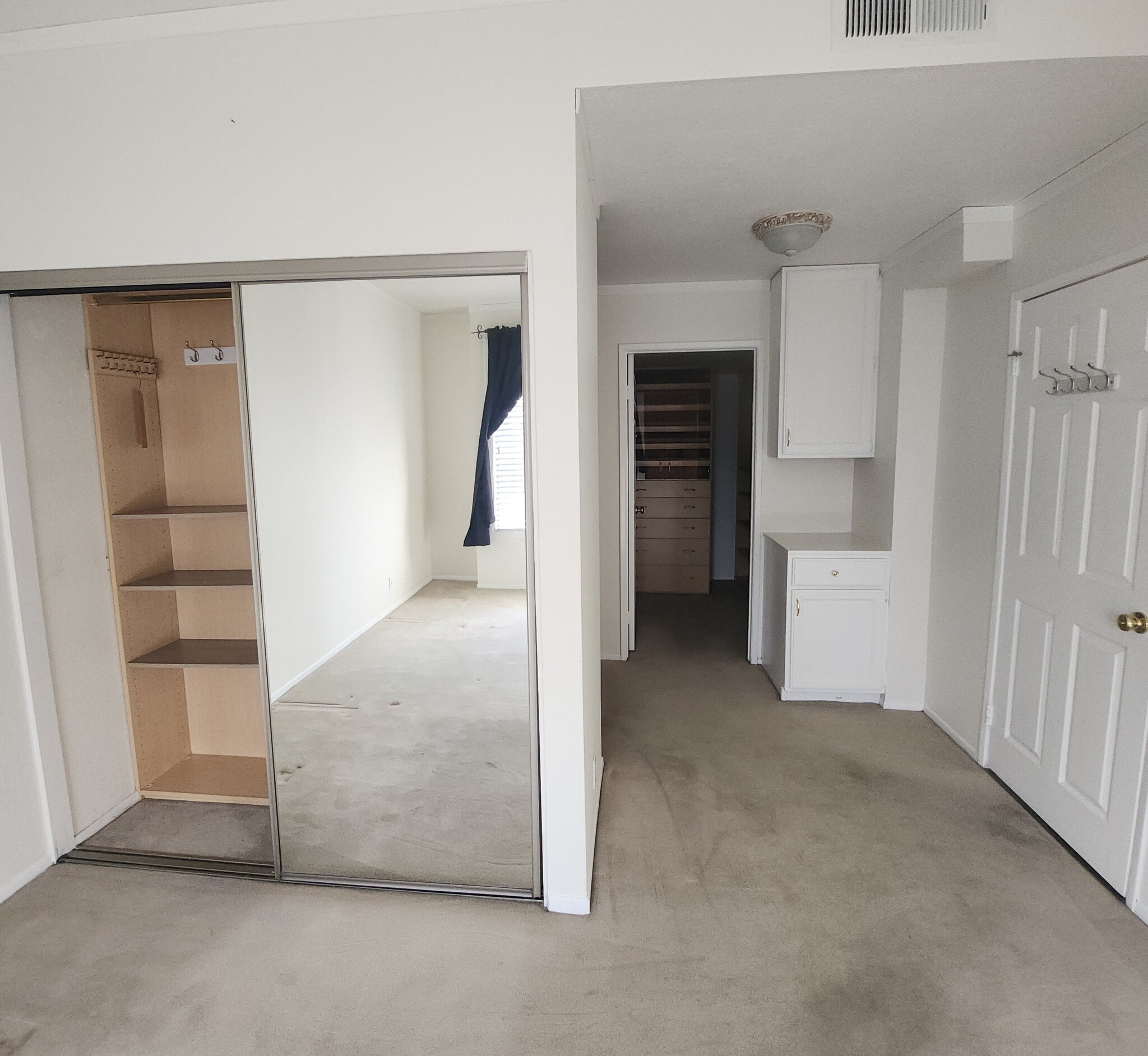 Building Photo - 5420 Sylmar Ave