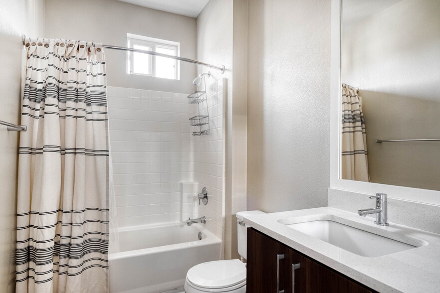 Building Photo - 121 Roble Rd