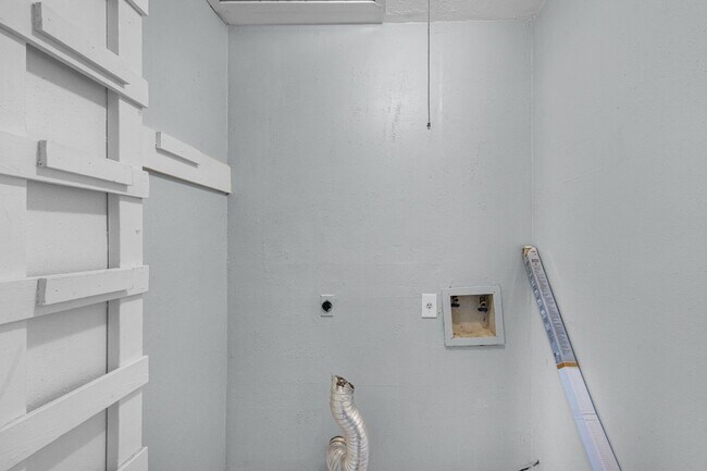 Building Photo - 11710 Southlake Dr