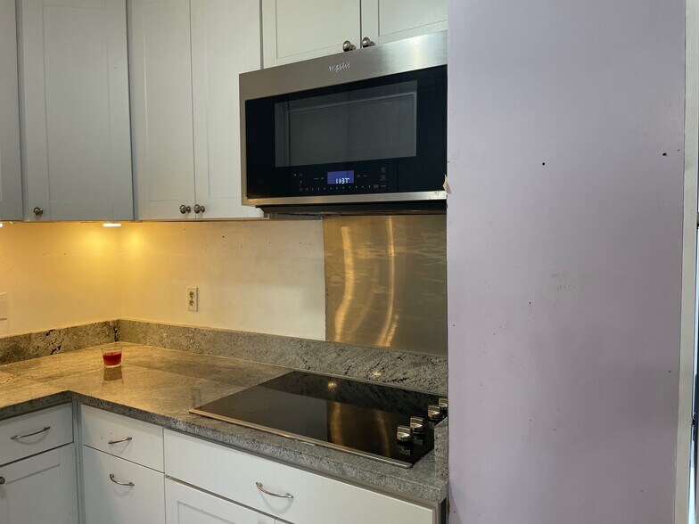 Building Photo - 1015 E Yager Ln