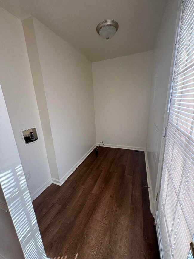 Building Photo - 1280 Ascot Park