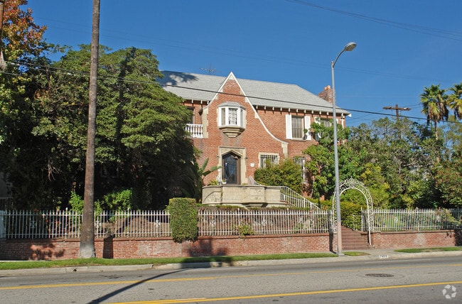 Building Photo - 7655 Hollywood Blvd