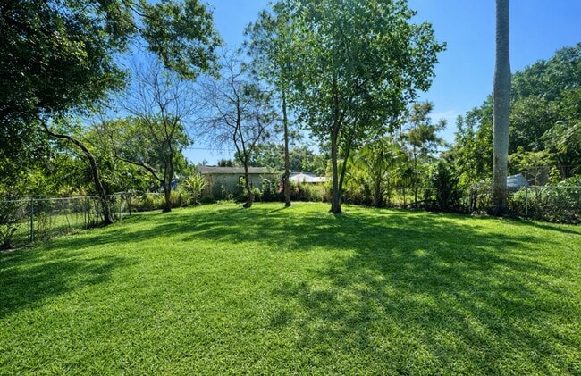 Building Photo - 569 Nuna Ave