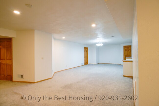 Building Photo - N9429 Rosebud Ln