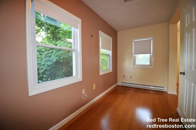 Building Photo - 39 Montfern Ave