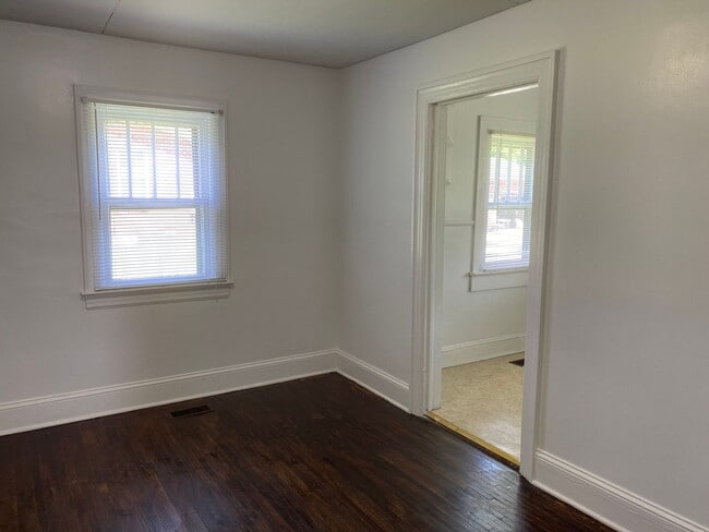 Building Photo - 2 BR 1 BA Close to Hospital