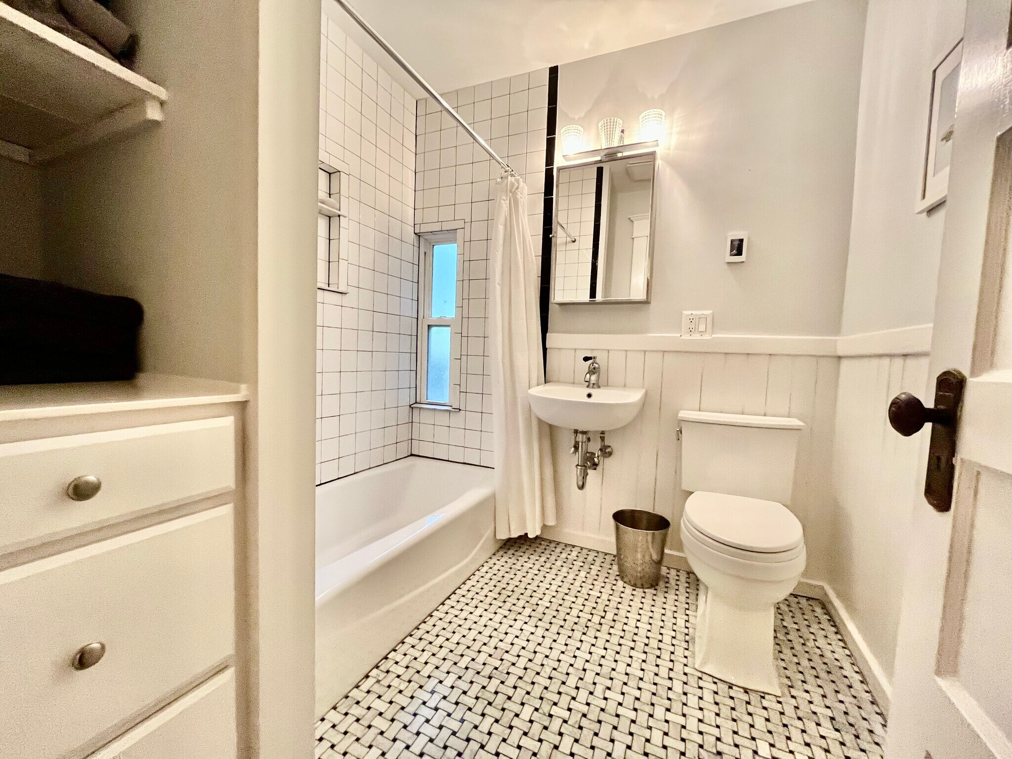 Building Photo - 206 Elm St