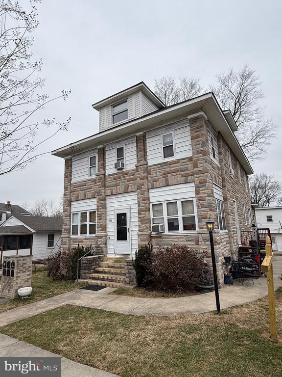 Building Photo - 208 4th Ave