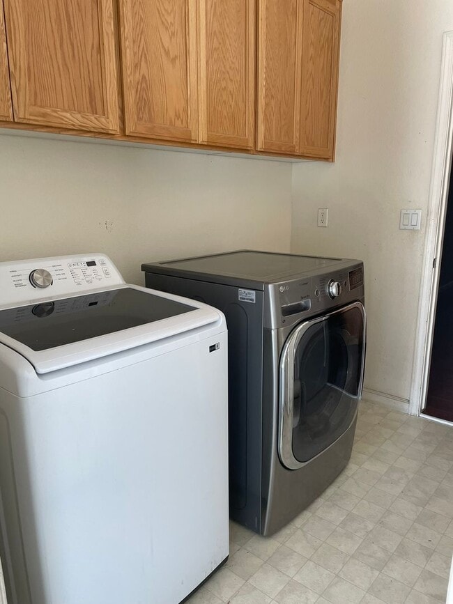 Building Photo - Stunning 3-Bedroom, 2-Bath Home with Elegant Features – Ready for Immediate Move-In