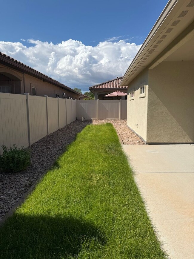 Building Photo - Mesa Estates Beauty!!!!