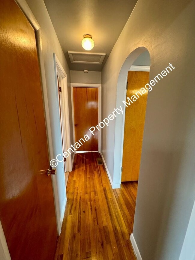 Building Photo - 2 Bedroom one Bath with large Yard located on the flats.