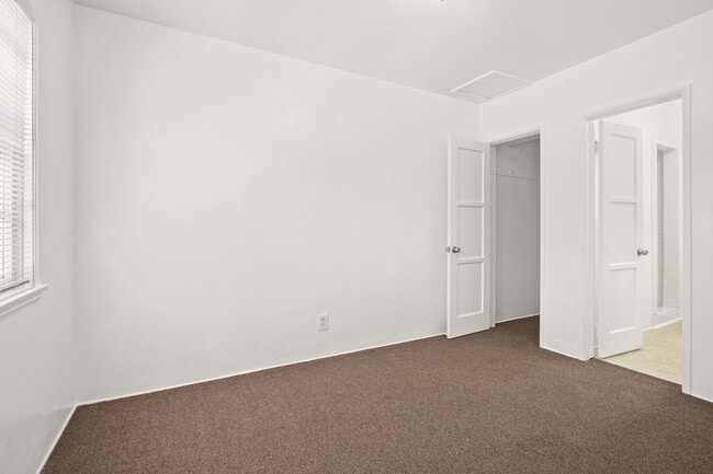 Building Photo - Charming Triplex Unit in Historic Rose Park