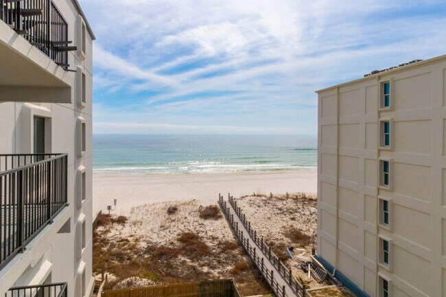 Building Photo - 427 E Beach Blvd