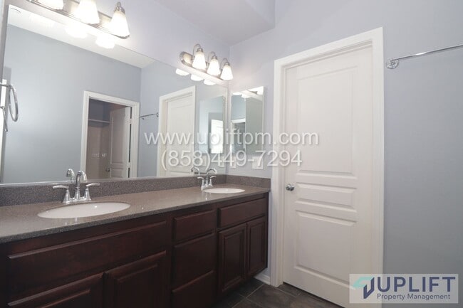 Building Photo - Beautiful 4BR/3BA Townhouse for Lease in Legacy Walk - Southcrest