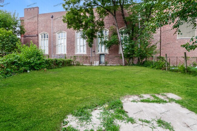 Building Photo - 230 S 39th St