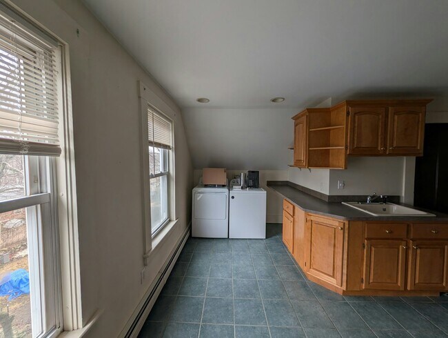 Building Photo - 275 Elm St