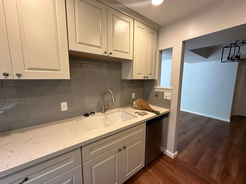 Building Photo - 1541 E Waterbury Dr