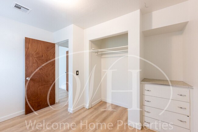 Building Photo - Comfortable 3-Bedroom Home with Fenced Yard and Attached Carport