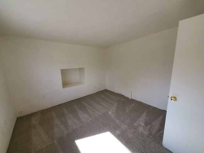 Building Photo - 4 bedrooms and 2 bathrooms with A/C.