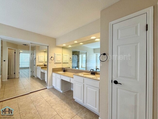 Building Photo - 1307 Adobe Run