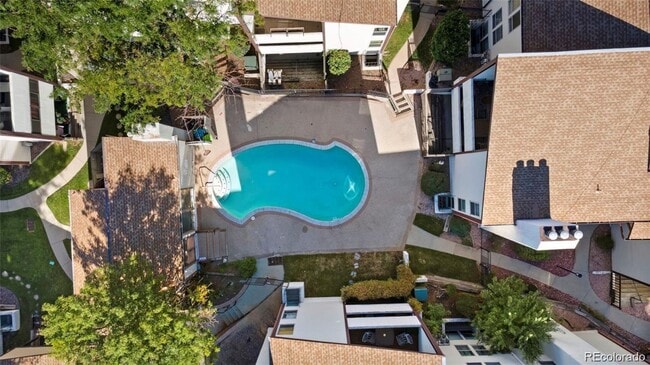 Building Photo - 2 bed, 1 bath, ~1000 square feet, Complete...