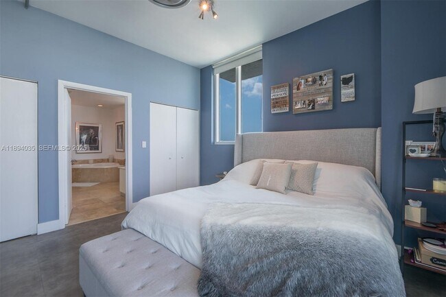 Building Photo - 700 NE 25th St