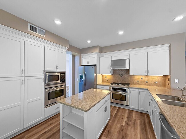Building Photo - Beautiful 4BR + Office / 3BA Home in Prime...