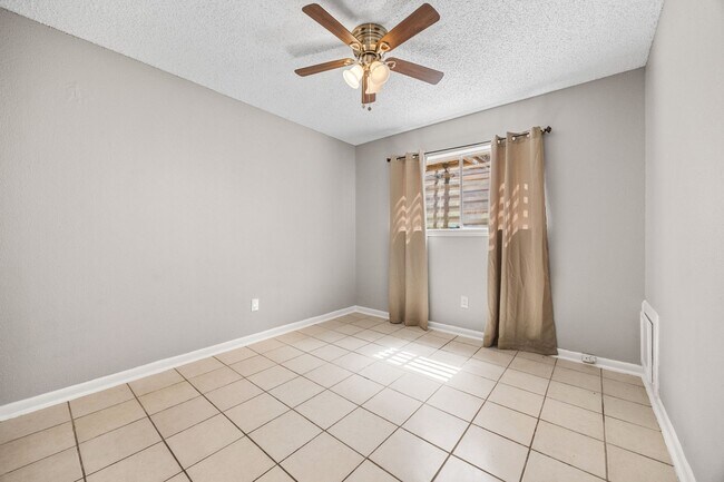 Building Photo - 2211 Turtle Creek Dr