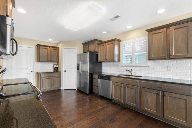 Building Photo - 5611 Abercorn Dr