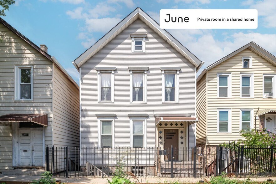 Building Photo - Room in Shared 4 bed/1 bath home