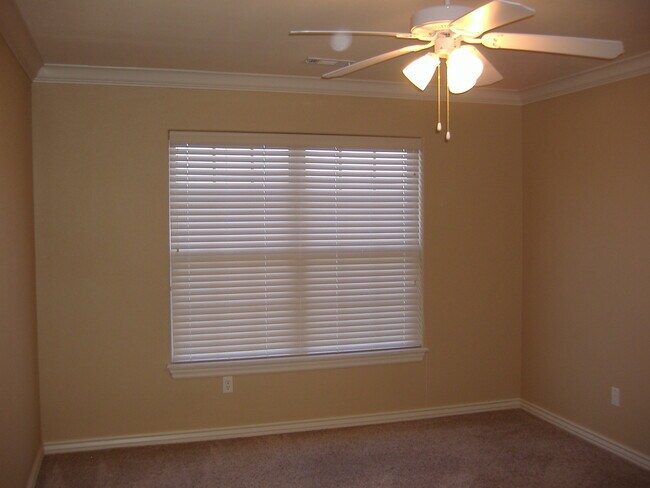 Building Photo - ***898 Oakwood***