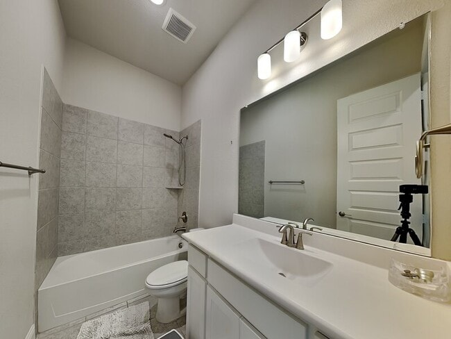 Building Photo - 721 Precious Dr