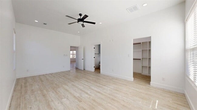 Building Photo - 4867 N Oakland Ln