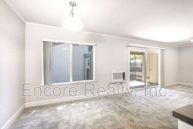Building Photo - 8545 Villa La Jolla Dr