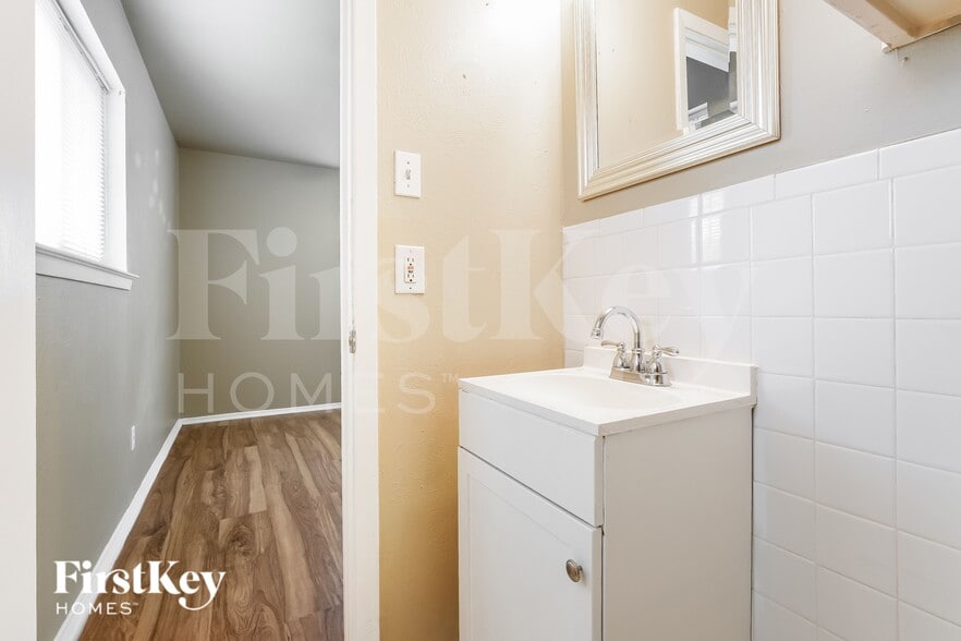 Building Photo - 701 E Mission St