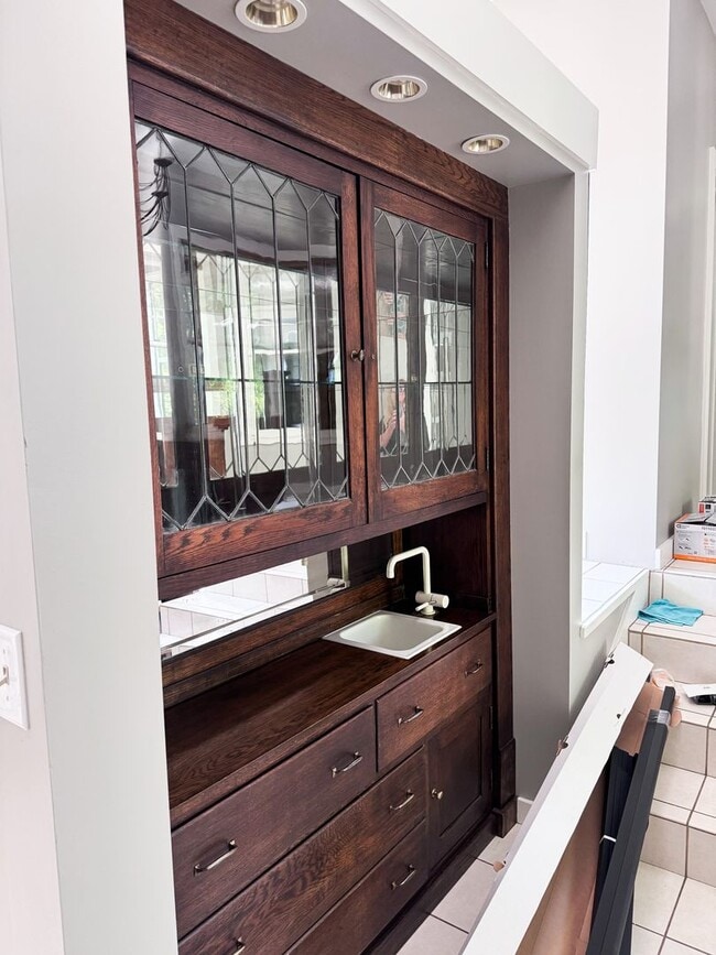 Building Photo - 3 bed 2.5 bath with the perfect blend of c...