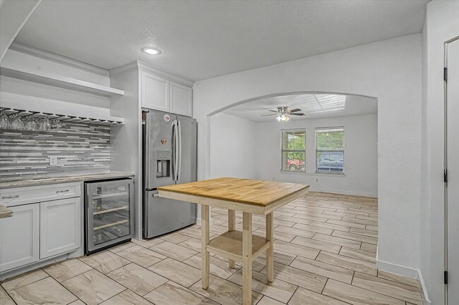 Building Photo - 8159 Glenhollow Dr