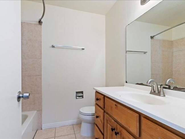 Building Photo - West Valley Clean & Affordable 2 bed, 1 bath apt