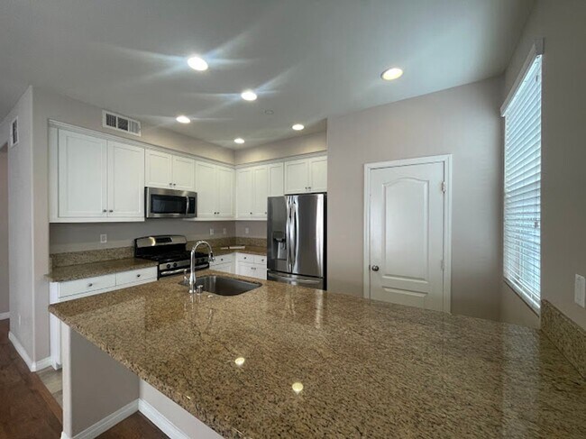 Building Photo - Stunning 2 bed 2.5 bath Solar Powered Town...