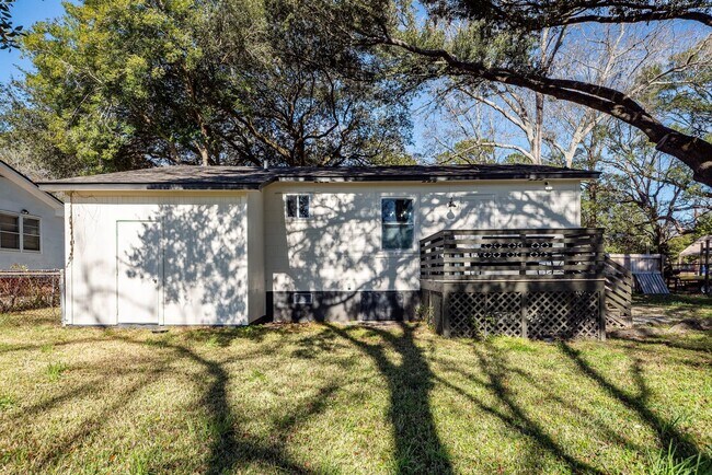 Building Photo - 1511 Larry St